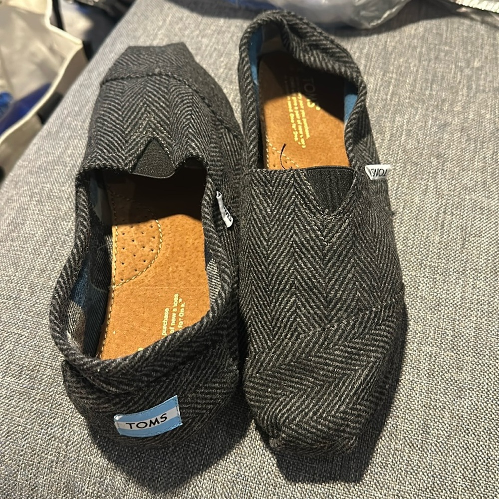 NWOT Men’s 10 Dark Gray pattern Toms